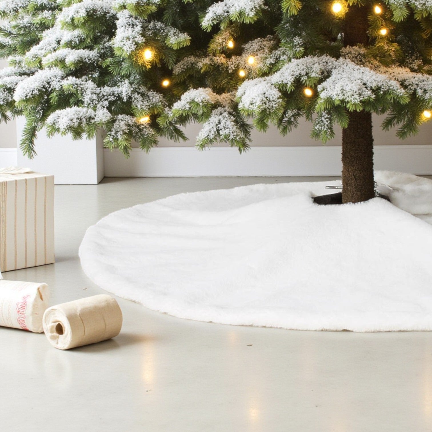66 Inch Artic Faux Fur White Tree Skirt