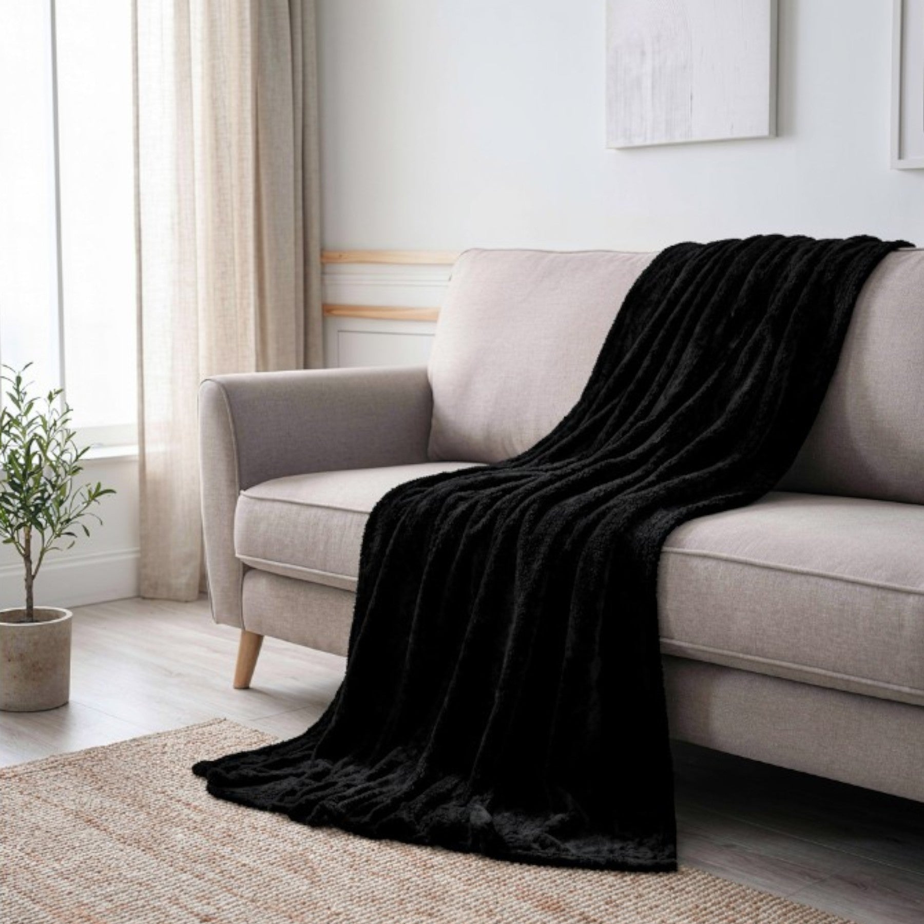 Maison Ultra Soft Black Throw
