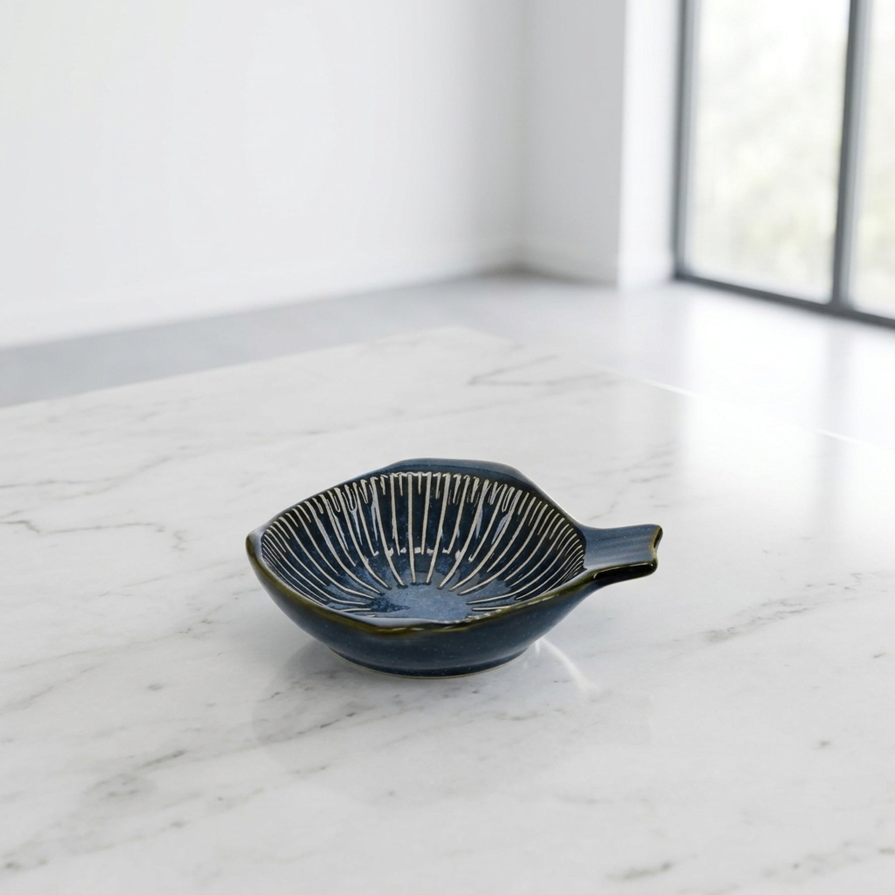 Introduce Radial Lines Fish-Shaped Bowl