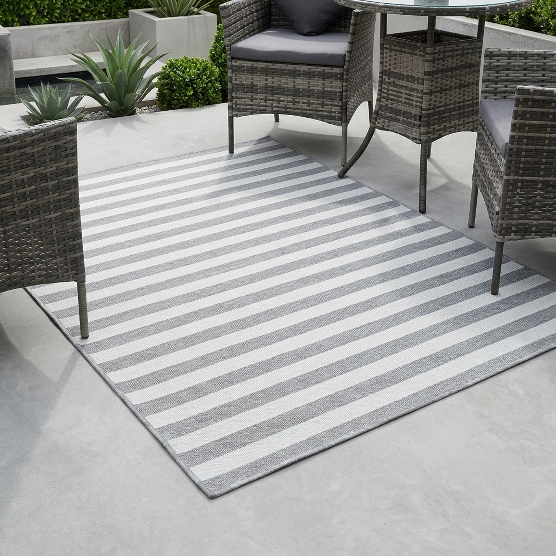 Stylish Outdoor Woven Rug Large Stripe