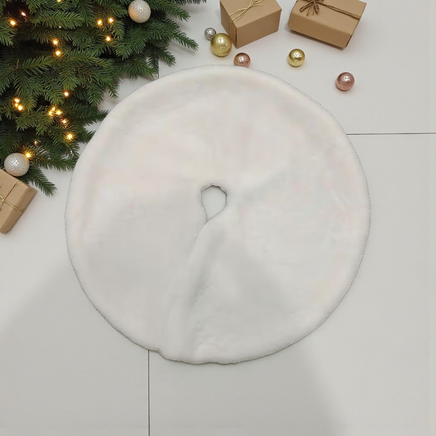 Grand White Faux Fur Tree Skirt